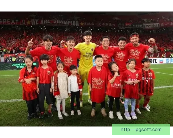 上海海港首度问鼎中超冠军历史性突破 展现球队辉煌新篇章 上海海港首度问鼎中超冠军历史性突破 展现球队辉煌新篇章